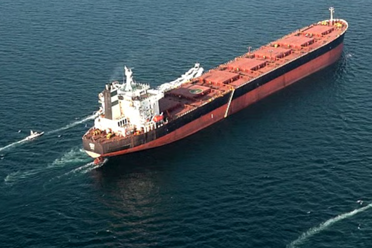 হরমুজ প্রণালি সংকটে নতি স্বীকার: ইরান ও রাশিয়ার তেল বিক্রিতে নিষেধাজ্ঞা শিথিলের মেয়াদ বাড়াল যুক্তরাষ্ট্র