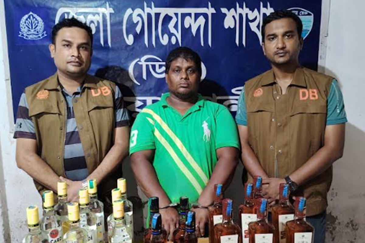 বেগমগঞ্জে ভবনের দারোয়ানের কক্ষে বিদেশি মদের আস্তানা, আটক ১