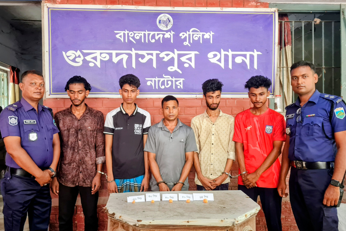 গুরুদাসপুরে ২০৪ পিস ইয়াবাসহ ৫ জন গ্রেপ্তার