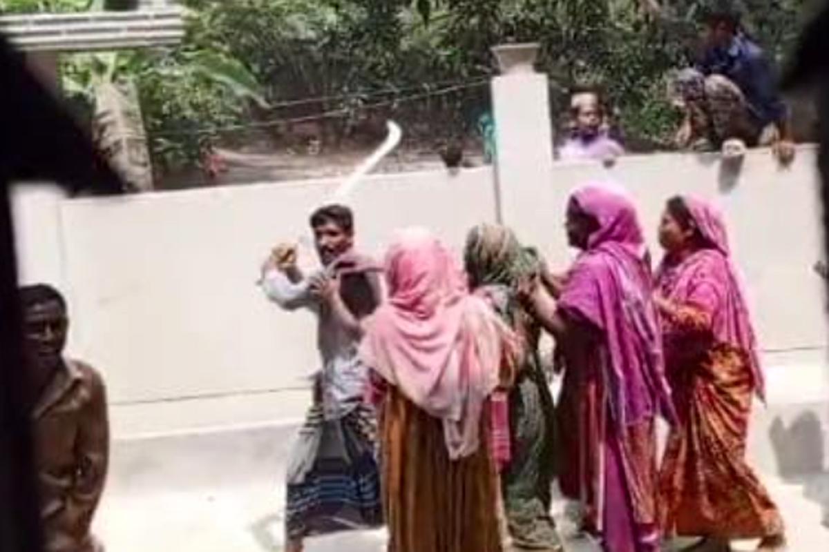 উল্লাপাড়ায় মসজিদ কমিটি নিয়ে সংঘর্ষ, মসজিদ প্রাঙ্গণে দেশীয় অস্ত্র নিয়ে ধাওয়া-পাল্টা ধাওয়া