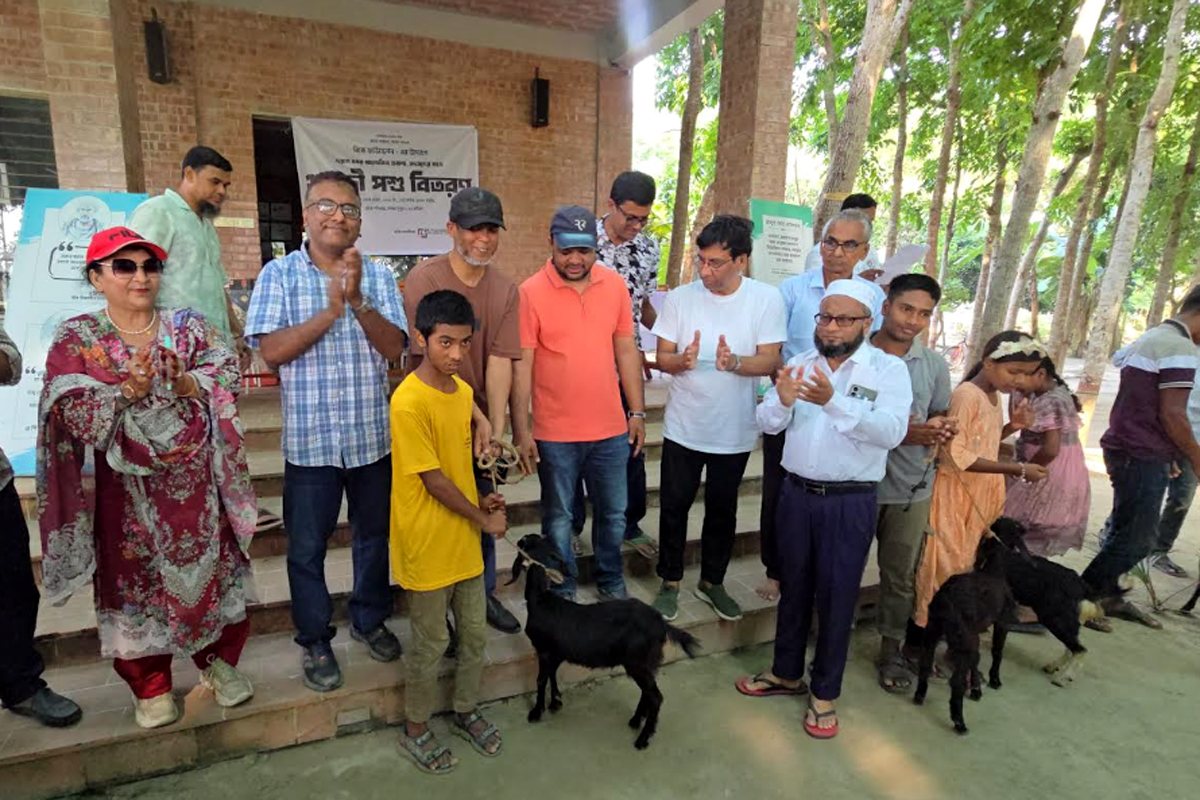 মোবাইল আসক্তি কমাতে ব্যতিক্রমী উদ্যোগ: সাঁথিয়ায় স্কুলশিশুদের মাঝে ছাগল বিতরণ