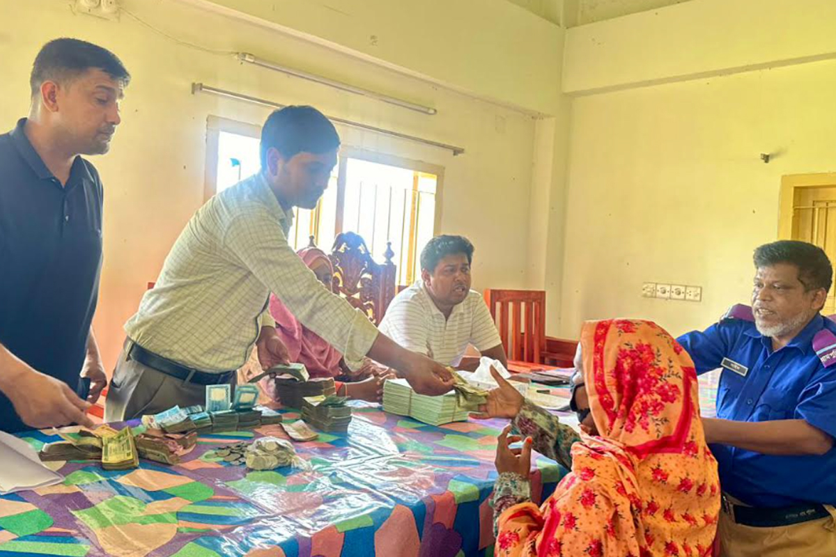 চাল আত্মসাতের ‘প্রায়শ্চিত্ত’: ২৪৭ নারীকে দ্বিগুণ অর্থ ফেরত দিলেন ইউপি চেয়ারম্যান