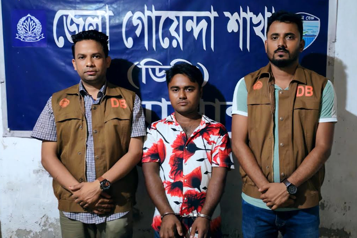 নোয়াখালীতে ১০০ পিস ইয়াবাসহ ডিবির জালে শীর্ষ সন্ত্রাসী দেলোয়ার