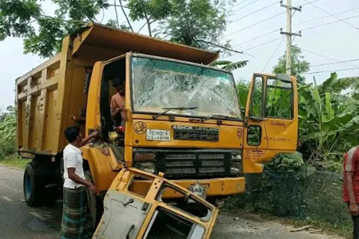 সুবর্ণচরে সড়কের পাশের বালুর স্তূপ কাড়ল প্রাণ: ট্রাকচাপায় সিএনজি যাত্রী নিহত