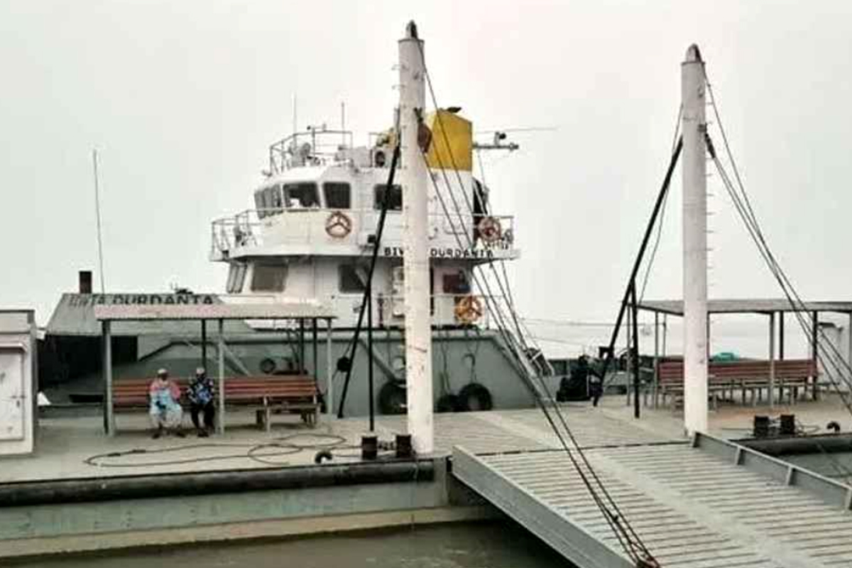 বৈরী আবহাওয়ায় হাতিয়া-নলচিরা রুটে ফেরি চলাচল বন্ধ: ভোগান্তিতে যাত্রী ও ব্যবসায়ীরা