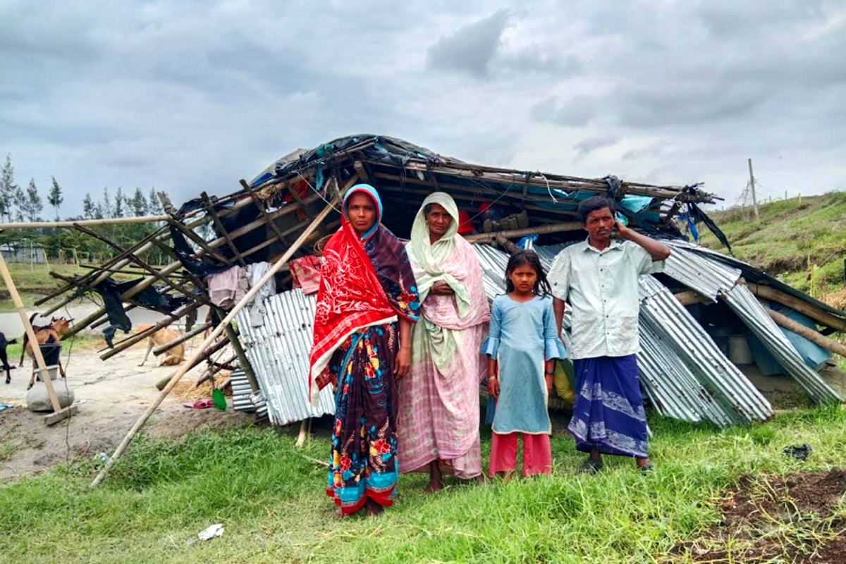 নদী কেড়েছে ভিটে, ঝড় নিল ঘর: সুবর্ণচরে খোলা আকাশের নিচে জসিম উদ্দিনের পরিবার