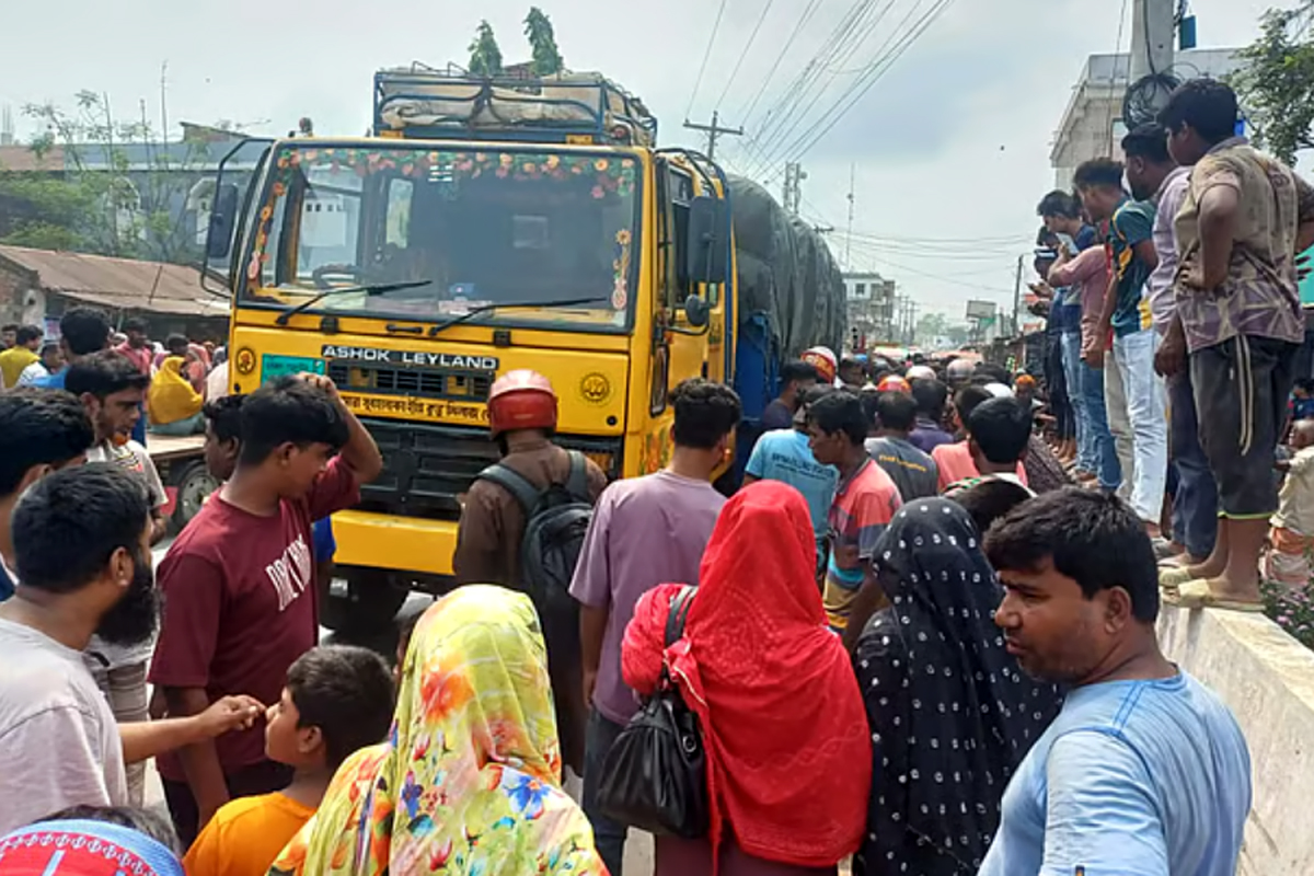 ভিড় ঠেলে গিয়ে ছেলের লাশ দেখে অচেতন মা