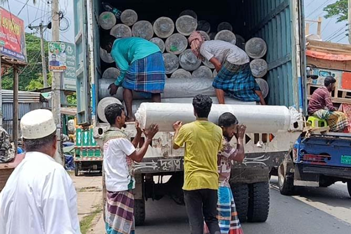 সুবর্ণচরে যুবদল নেতার গোডাউনে মিলল চোরাই কাপড়, গ্রেপ্তার ১