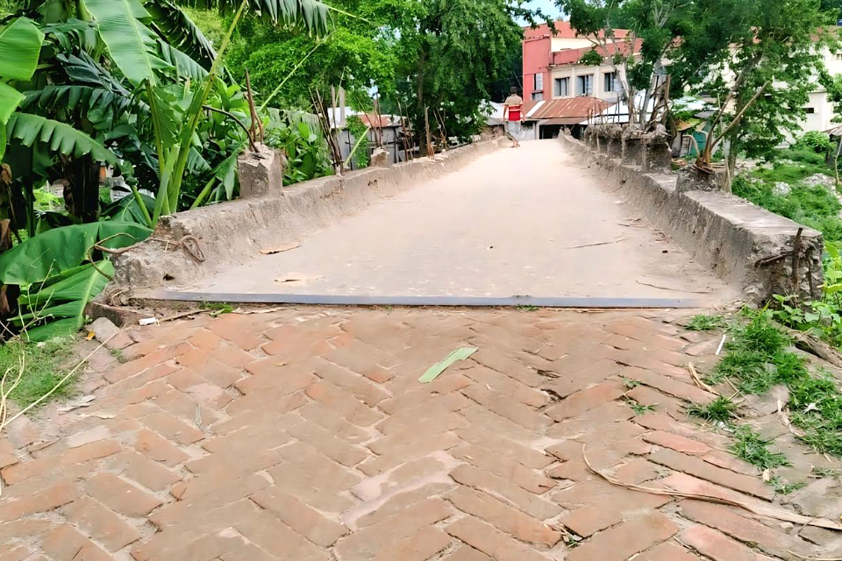 ২৭ বছরেও হয়নি সংস্কার: কমলা নদীর ওপর নড়বড়ে ব্রিজে ঝুঁকিপূর্ণ পারাপার