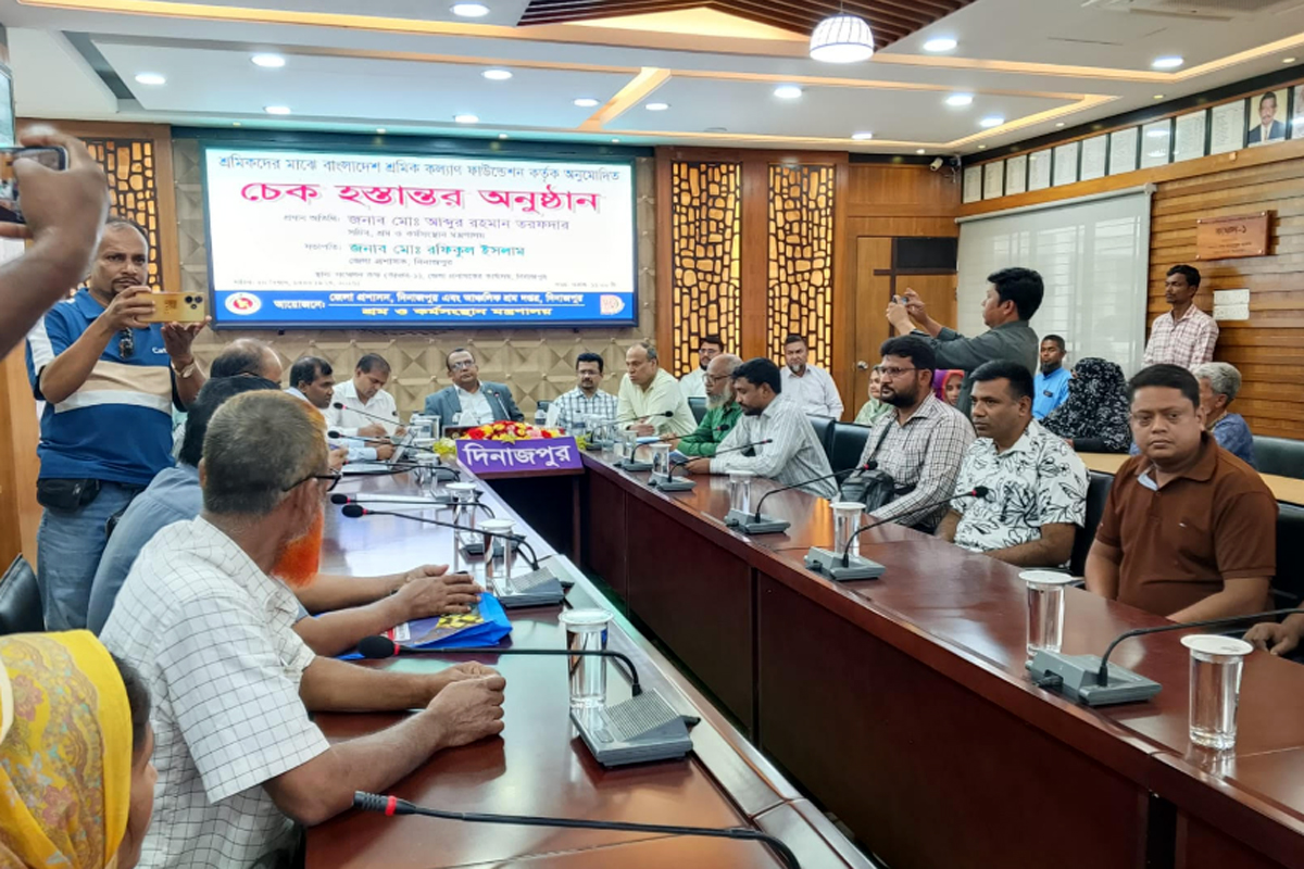 দিনাজপুরে ১৬৪ শ্রমিক ও মেধাবী শিক্ষার্থীর মাঝে ৬৮ লাখ টাকার চেক বিতরণ