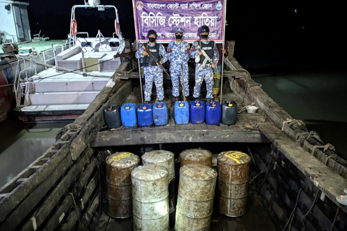 হাতিয়ায় কোস্ট গার্ডের ঝটিকা অভিযান: বিপুল পরিমাণ অবৈধ ডিজেলসহ বোট জব্দ