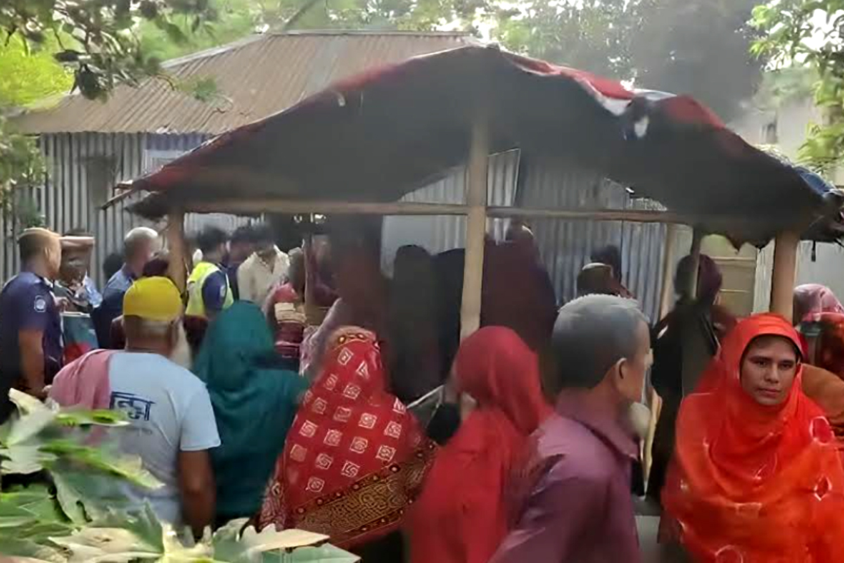 উল্লাপাড়ায় ঘরে সিঁধ কেটে ঢুকে সাবেক ম্যানেজারকে কুপিয়ে হত্যা, আটক ১