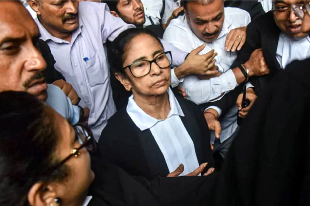 আইনজীবীর পোশাকে হাইকোর্টে মমতা: 'চোর' স্লোগান ও নজিরবিহীন উত্তেজনা