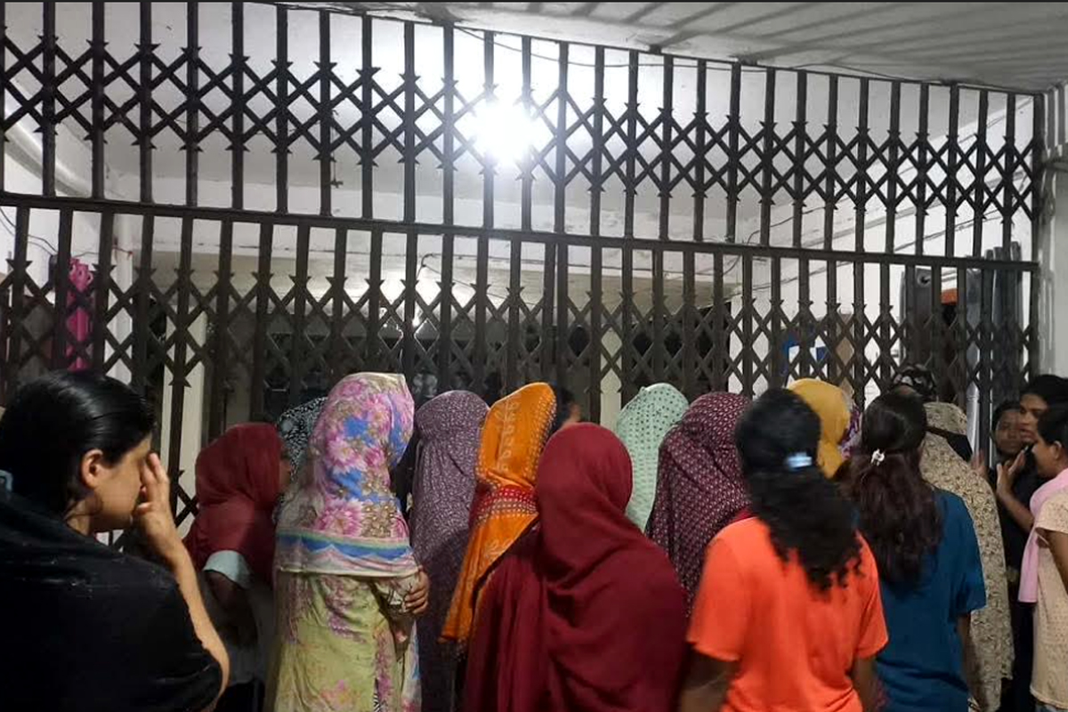 নোবিপ্রবিতে হলের দেয়ালে আপত্তিকর চিত্র: শ্রমিকদের বিরুদ্ধে ছাত্রীদের বিক্ষোভ