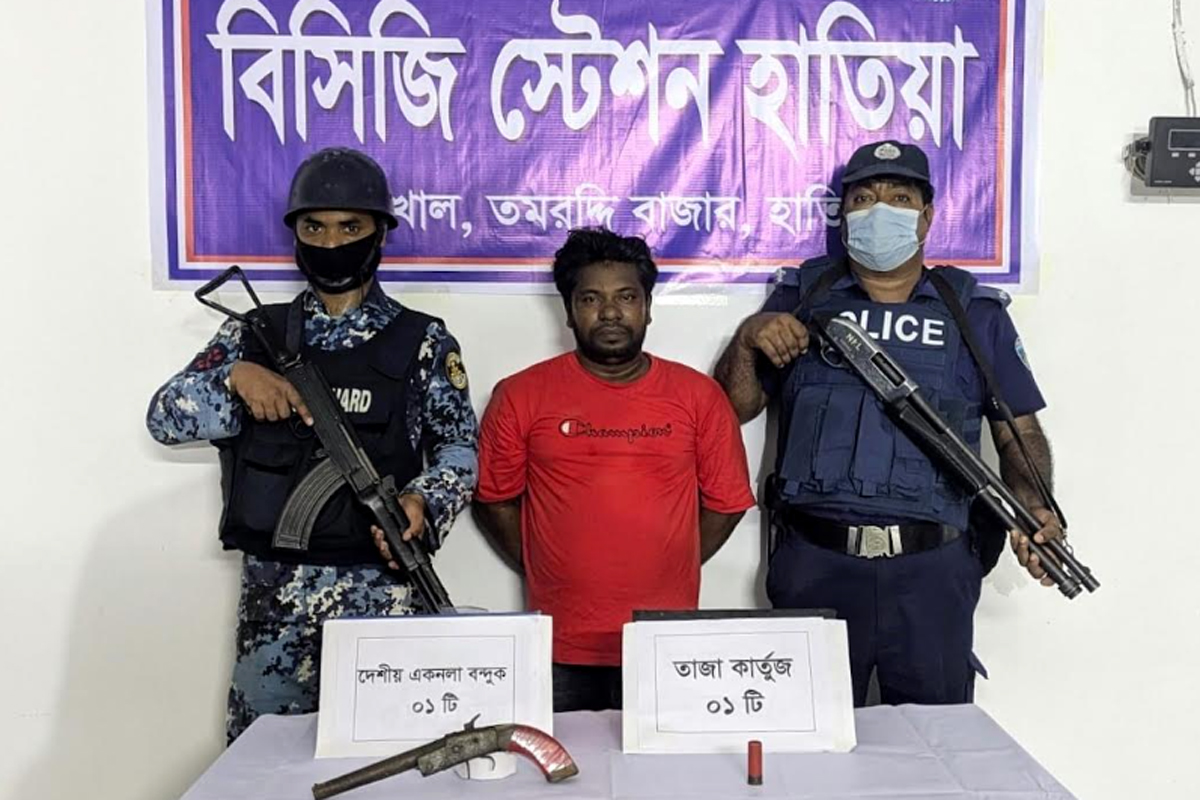 হাতিয়ায় বন্দুক-কার্তুজসহ কুখ্যাত সন্ত্রাসী বিদ্যুৎ গ্রেপ্তার, ১১ রাউন্ড ফাঁকা গুলি