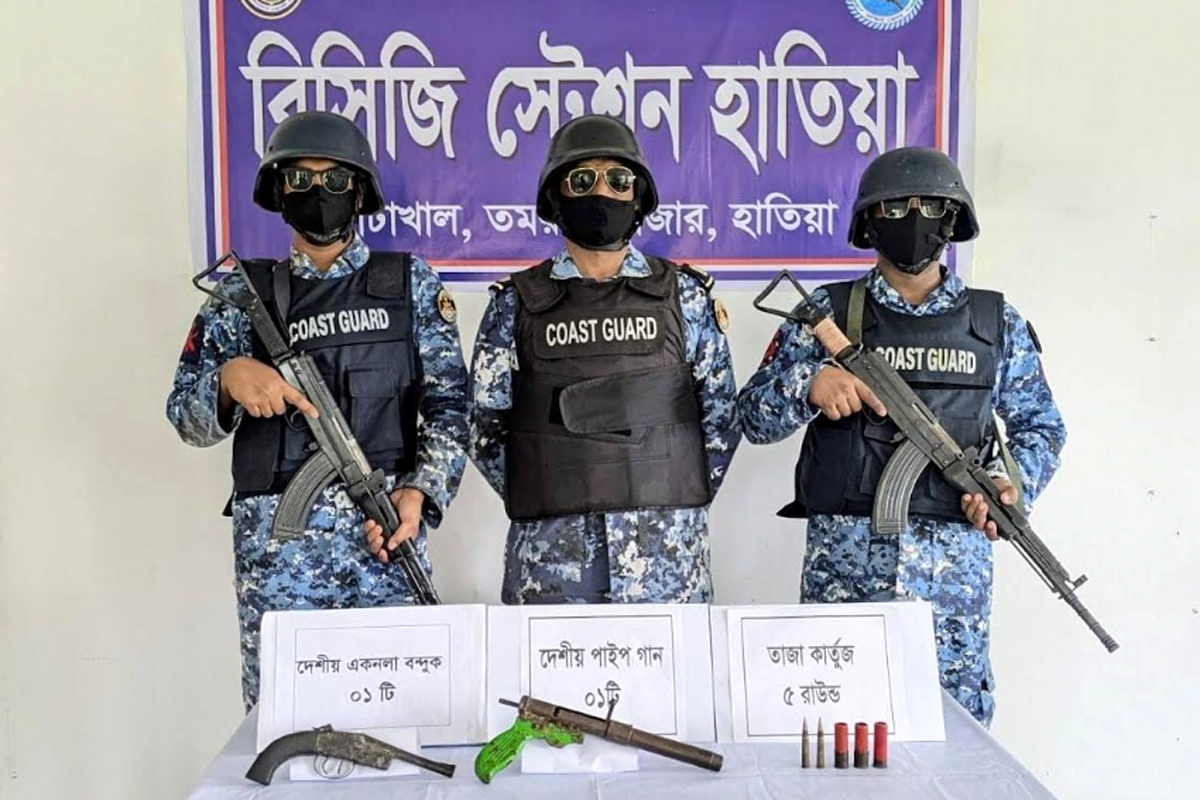হাতিয়ায় গভীর রাতে ডাকাতের আস্তানায় কোস্ট গার্ডের হানা, অস্ত্র ও গুলি উদ্ধার