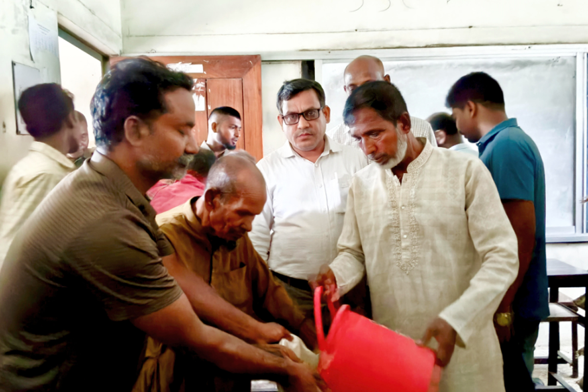 উল্লাপাড়ায় দুস্থরা পেলেন ঈদ উপহারের চাল