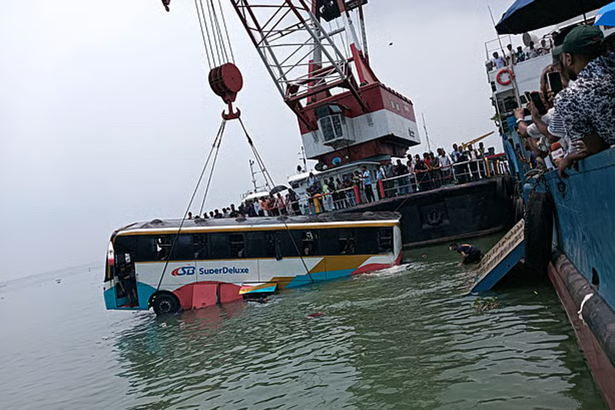 দৌলতদিয়ায় ফেরিঘাটে ফের বাস নিয়ন্ত্রণ হারিয়ে পদ্মায়, চালাক ও সহকারী উদ্ধার