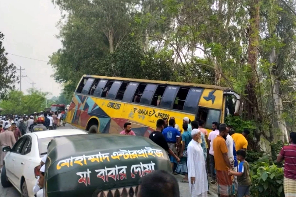 সিরাজগঞ্জে বাসচাপায় একই পরিবারের ২ জনসহ নিহত ৩, আহত ১