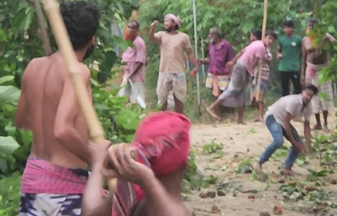 মেয়ে ঘটিত বিষয় নিয়ে শত্রুতা, বার বার হামলার শিকার হচ্ছে গুরুদাসপুরের একটি পরিবার