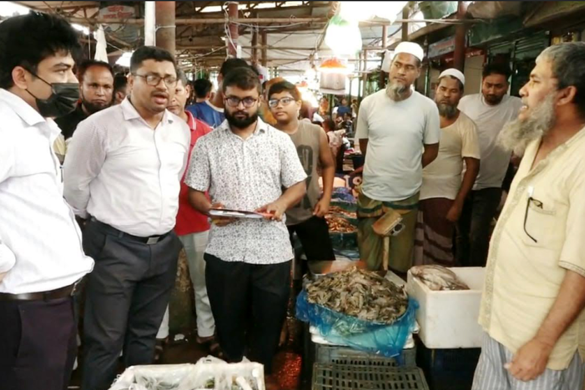 মাইজদী পৌর বাজারে ১৪২ কেজি জেলি মিশ্রিত চিংড়ি জব্দ, দুই ব্যবসায়ীকে লাখ টাকা জরিমানা