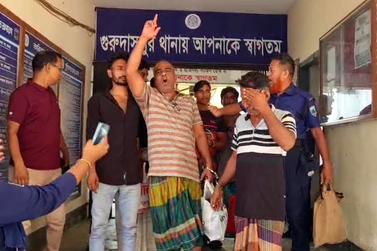 গ্রেপ্তারের পর থানা ফটকে আওয়ামী লীগ নেতার জয় বাংলা স্লোগান