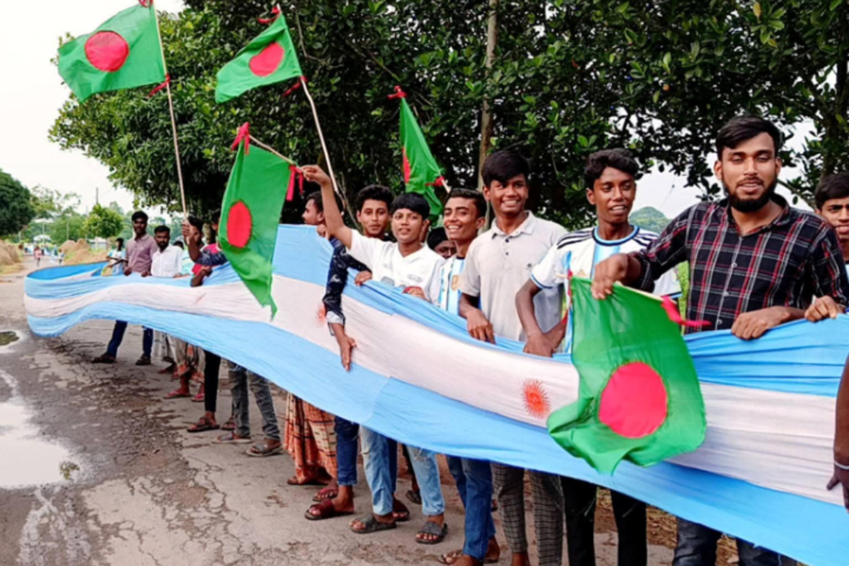 চাটমোহরে আর্জেন্টিনায় ২ হাজার ২২ ফুটের বিশালাকার পতাকা বানিয়েছেন সমর্থকেরা