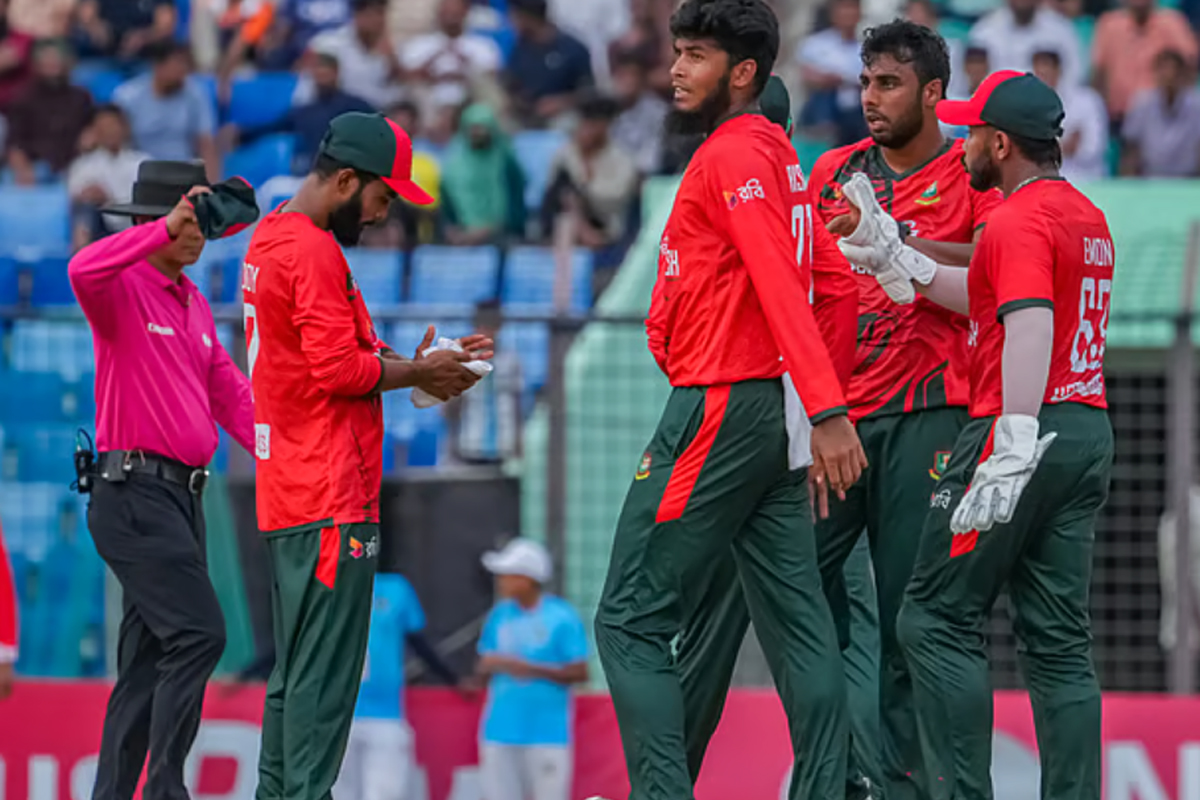 সাগরিকায় ব্যাটিং বিপর্যয়: বোলারদের লড়াইয়ের পরও অজিদের কাছে হারল বাংলাদেশ