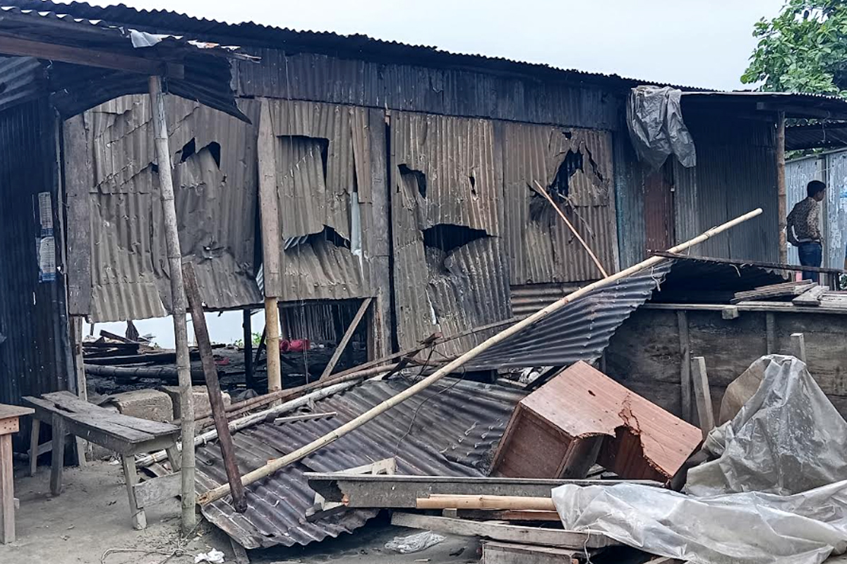 মাদককারবারীদের ওপর ক্ষুব্ধ গ্রামবাসী, চিলমারীতে বাড়িঘর ভাঙচুর