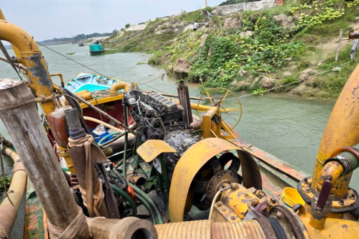 মধুমতী নদী থেকে ড্রেজার ও বাল্কহেড জব্দ, আটক ১