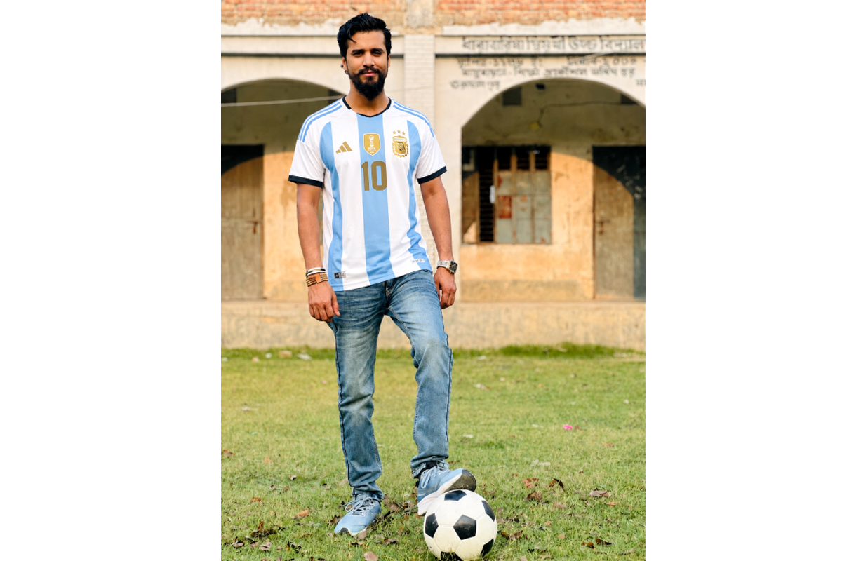 গুরুদাসপুরে আর্জেন্টিনা সমর্থকের ব্যতিক্রমী উদ্যোগ: বিশাল পর্দায় ফুটবল উন্মাদনা