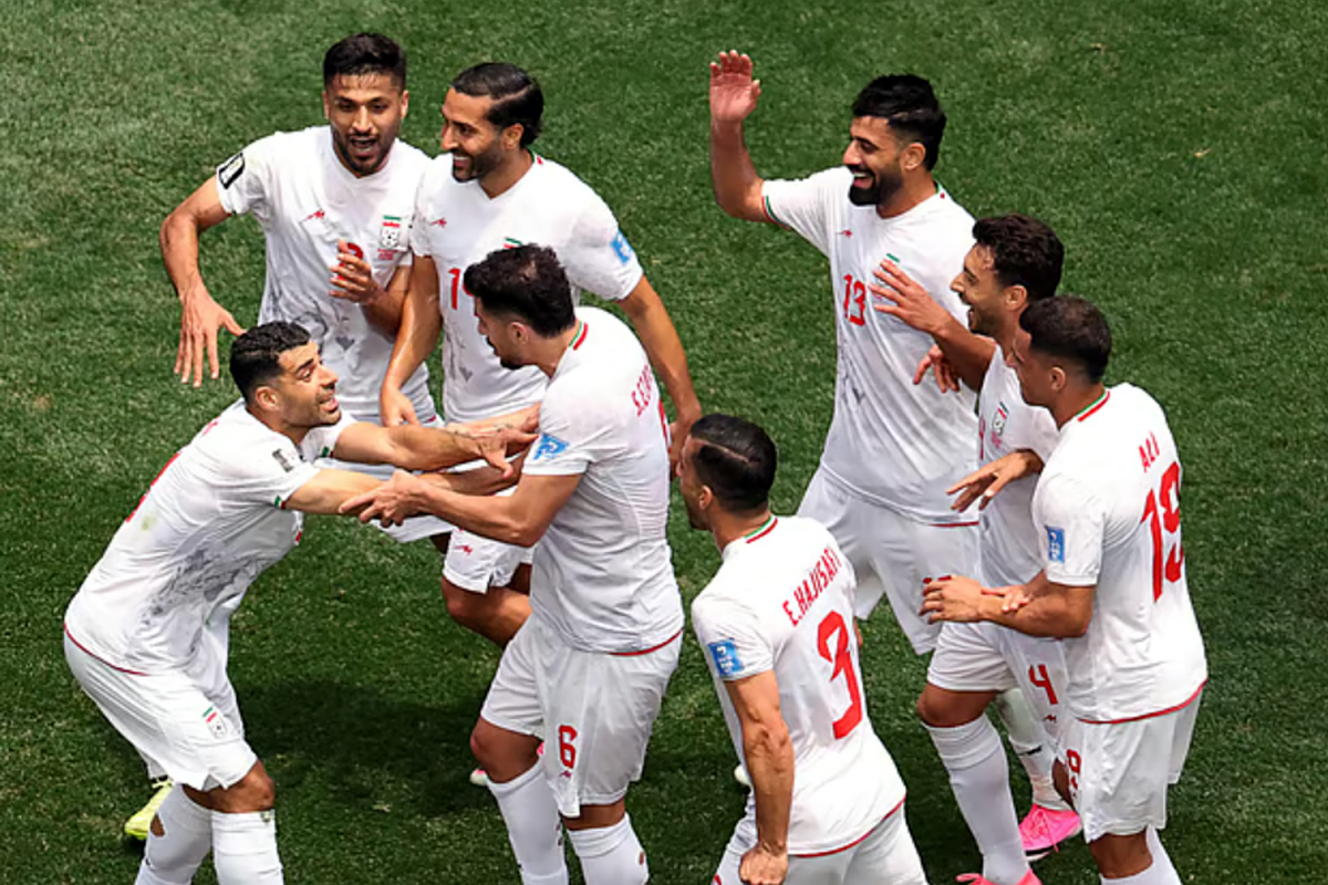 লস অ্যাঞ্জেলেসের ড্রেসিংরুমে চিঠিতে শান্তির বার্তা দিলেন ইরানের খেলোয়ারেরা