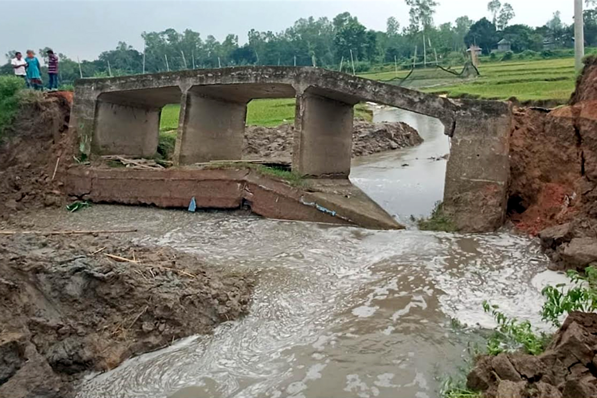 ধুনটে পানির প্রবল স্রোতে দেবে গেল আরসিসি গার্ডার সেতু, যোগাযোগ বিচ্ছিন্ন