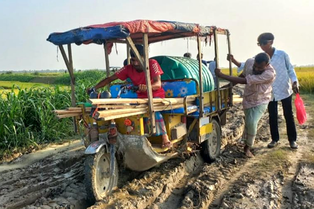 যাত্রীরা কাদায় নেমে গাড়ি ঠেলে পাড়ি দেন গোনাইগাঁতীর কাঁচা সড়ক