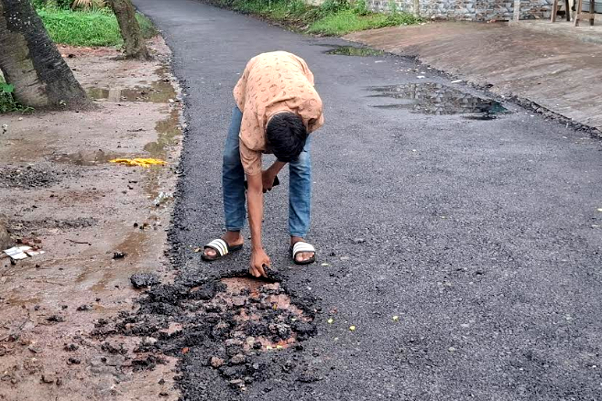 হাতের টানেই উঠছে কার্পেটিং, কবিরহাটে কোটি টাকার সড়ক সংস্কারে হরিলুটের অভিযোগ
