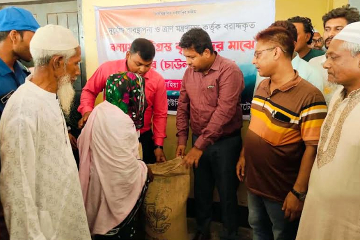 সিংড়ায় বন্যায় ক্ষতিগ্রস্ত ৬৮৬ কৃষকের মাঝে চাল বিতরণ