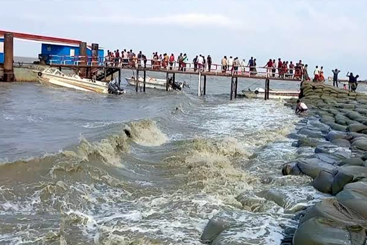 তিন দিন ধরে সারা দেশের সঙ্গে হাতিয়ার নৌ যোগাযোগ বিচ্ছিন্ন