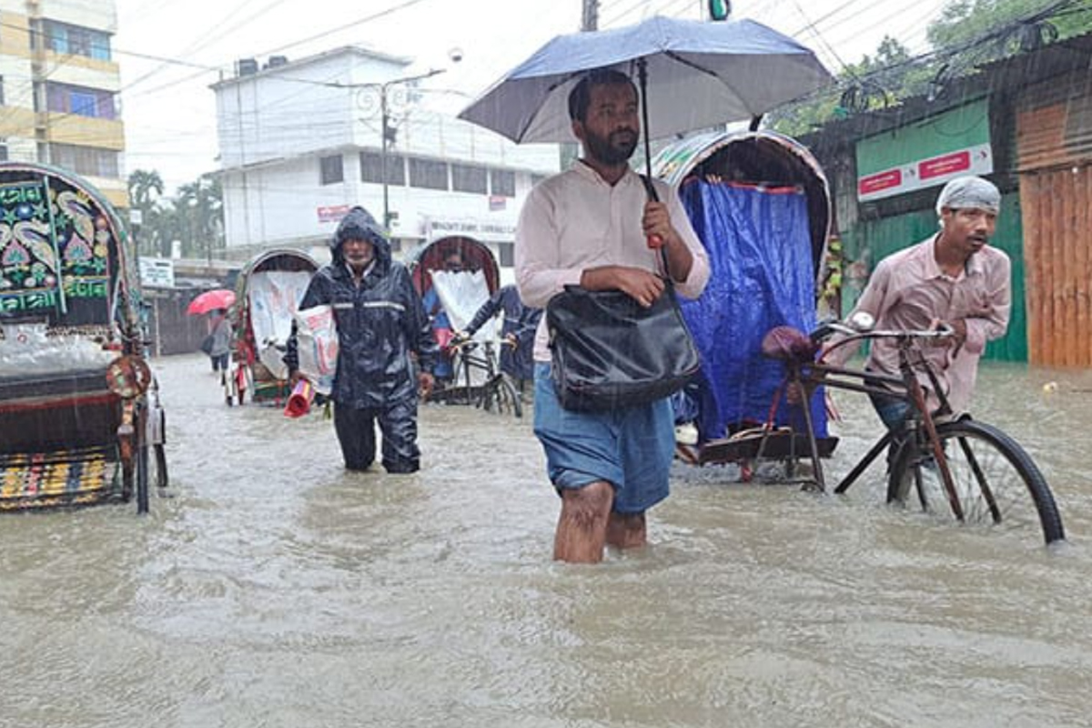 রেকর্ড ভাঙা বৃষ্টি ও জোয়ারের যুগলবন্দি: কোমর পানিতে ডুবল চট্টগ্রাম, হাজার কোটির প্রকল্প নিয়ে প্রশ্ন