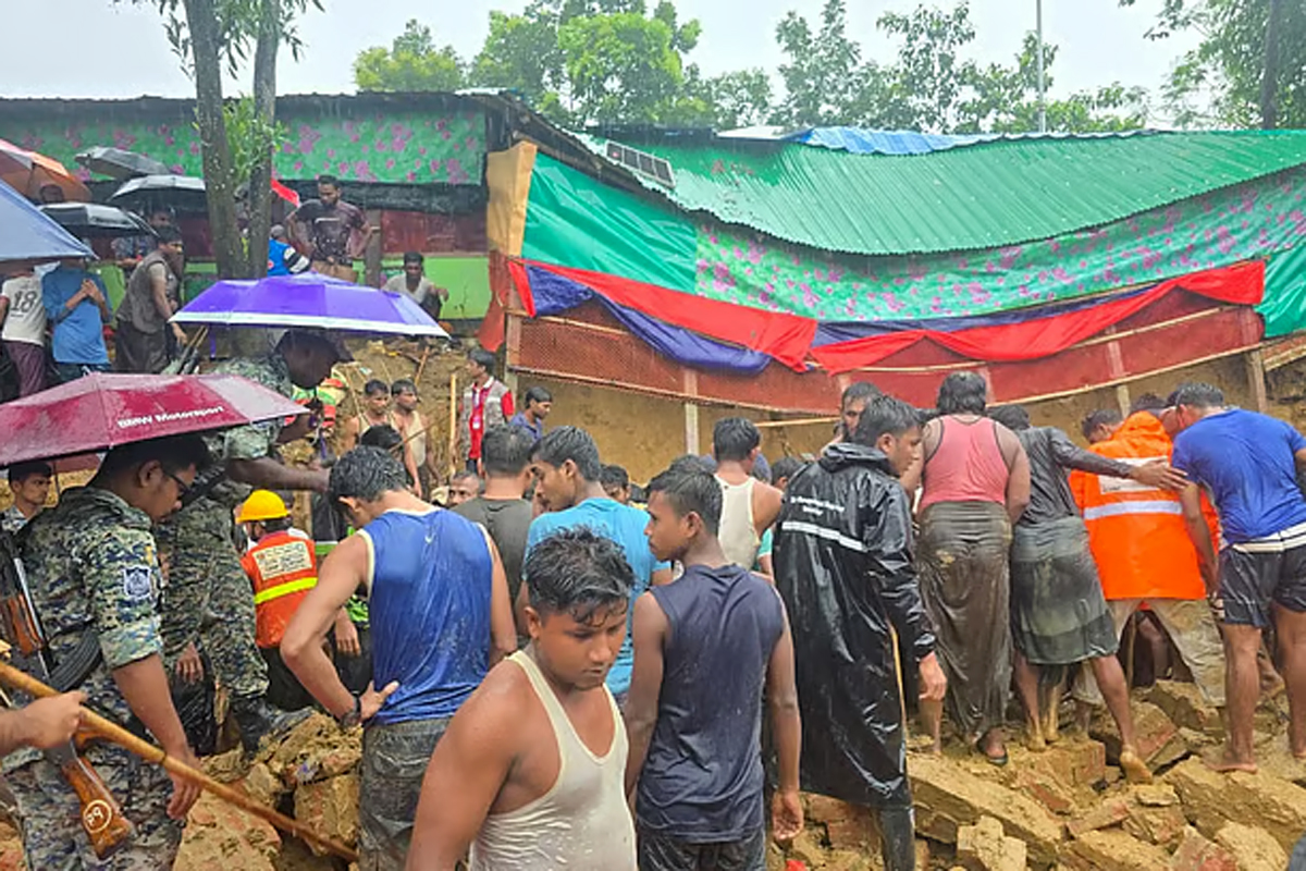 উখিয়ায় রোহিঙ্গা ক্যাম্পে দেয়ালচাপায় ৩ মাদ্রাসাছাত্রীর মৃত্যু, চলছে উদ্ধার অভিযান