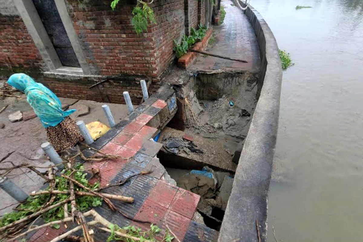 সিংড়া শহর রক্ষা বাঁধে ধস