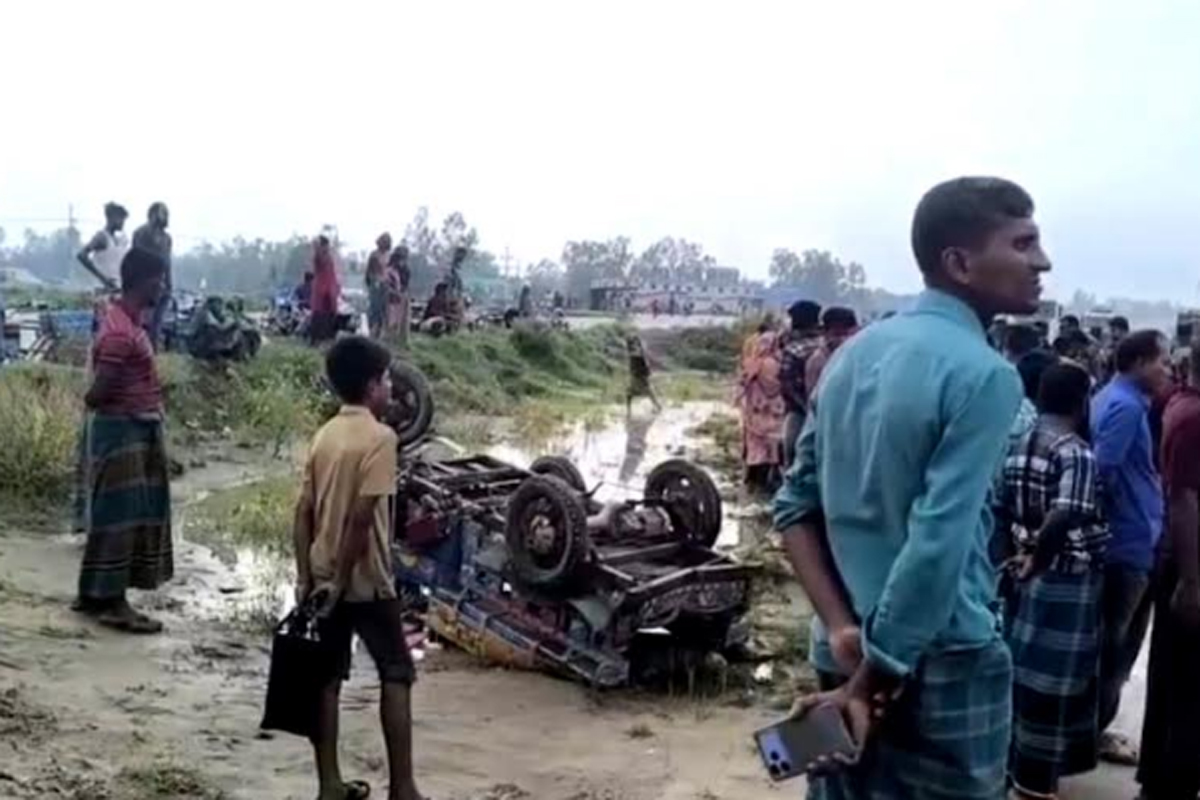 উল্লাপাড়ায় কোচ চাপায় মা-ছেলে নিহত, আহত ৩