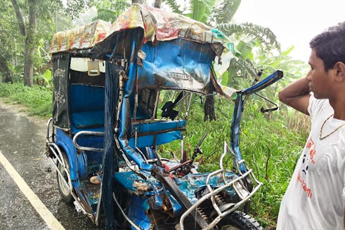 বড়াইগ্রামে ট্রাক-ইজিবাইক মুখোমুখি সংঘর্ষে ঝরল ৩ প্রাণ