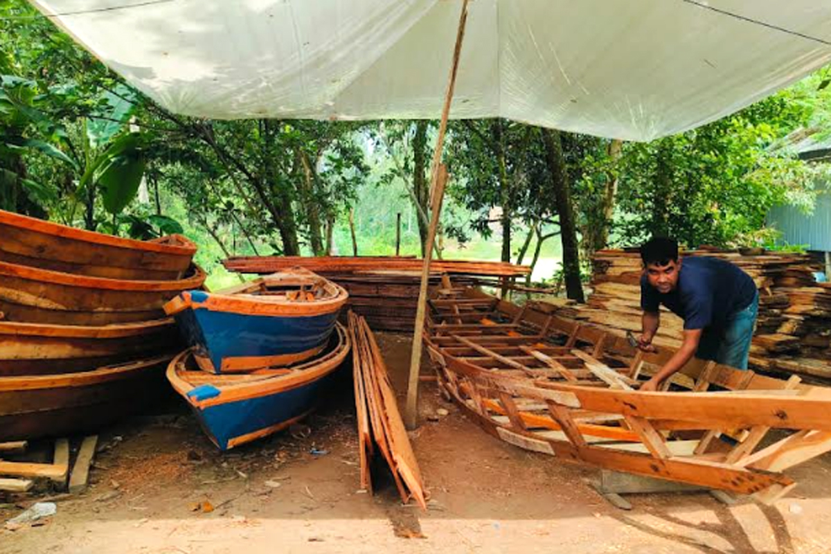 চলনবিলে বন্যার পানি আসায় নৌকা তৈরির ধুম