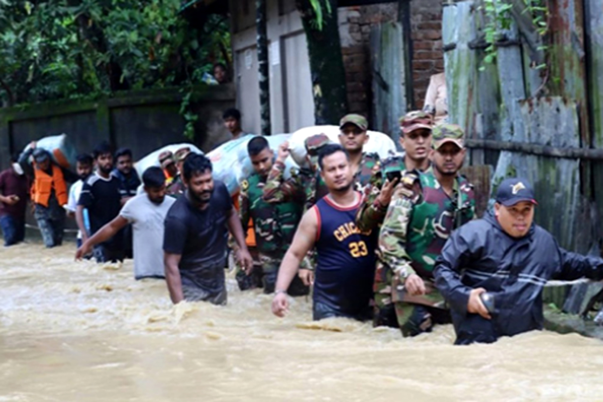 ভারী বর্ষণে ডুবছে চট্টগ্রাম: উদ্ধার ও ত্রাণ কার্যক্রমে মাঠে সেনাবাহিনী