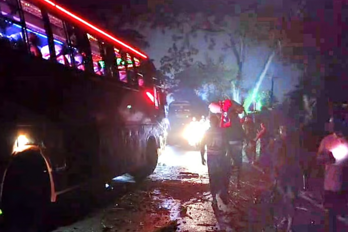 ট্রাক উল্টে সড়কে ডিম, কুড়াতে গিয়ে বাসের চাকায় পিষ্ট হয়ে নিহত ৫