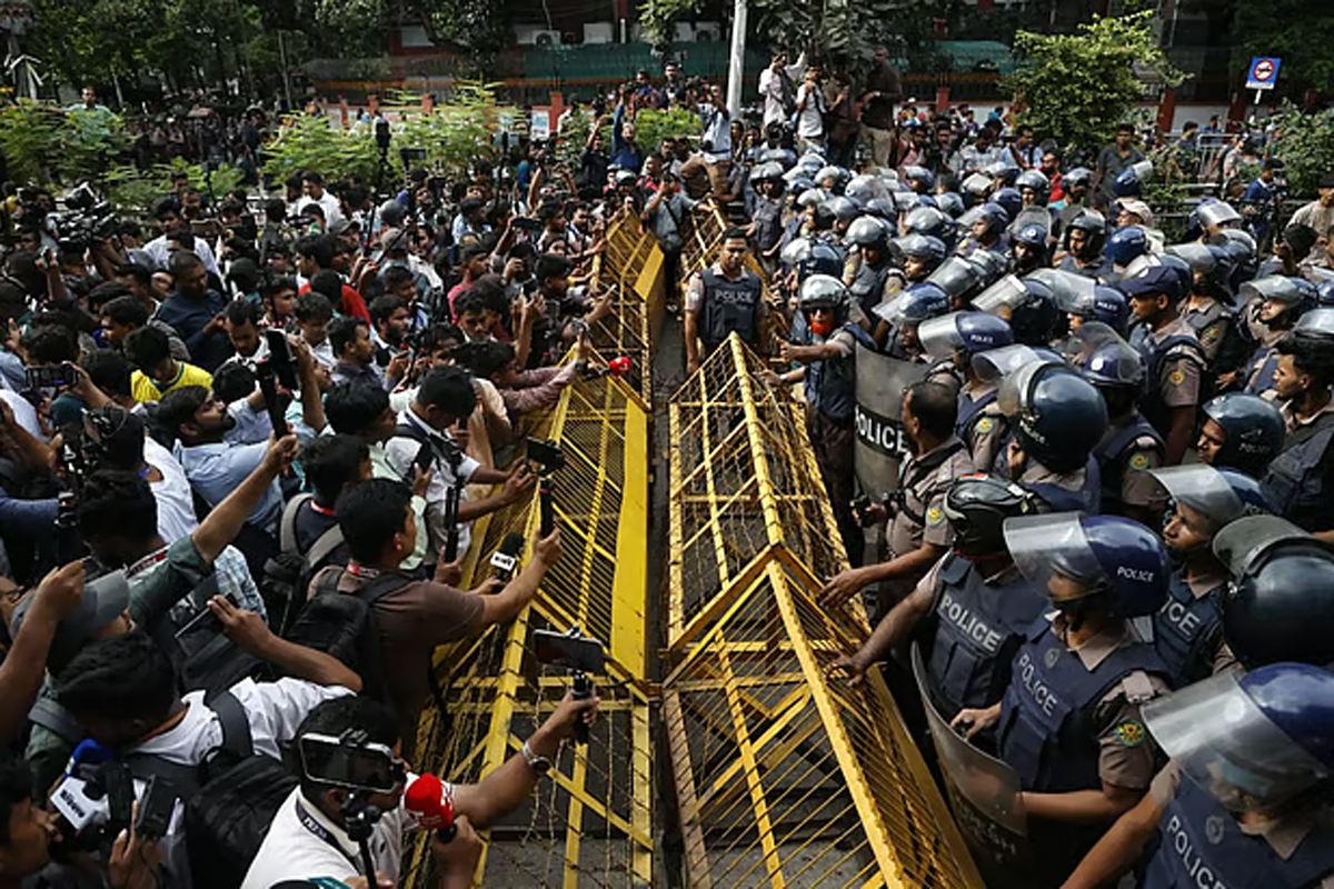 ভুল প্রশ্নে ক্ষোভ, ‘মুরগি’ মন্তব্যে অসন্তোষ