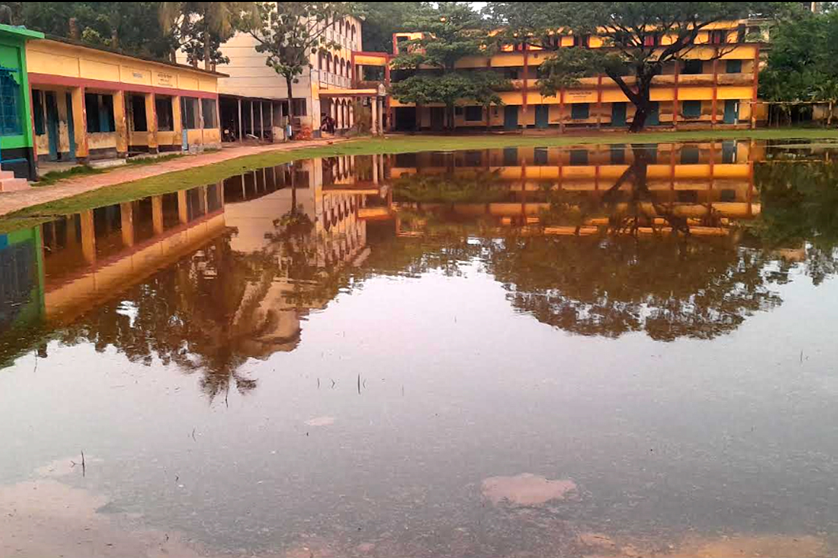 বৃষ্টির পানিতে নাকাল বনপাড়া উচ্চ বিদ্যালয়: জলাবদ্ধতায় শিক্ষক-শিক্ষার্থীদের চরম দুর্ভোগ
