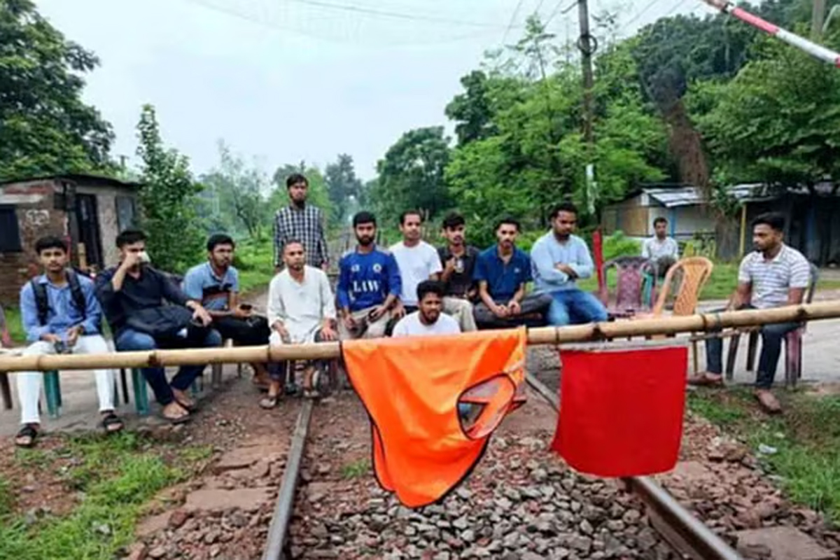 রাবি শিক্ষার্থীকে মারধরের প্রতিবাদে রেললাইন অবরোধ, সারাদেশের সঙ্গে রেল যোগাযোগ বিচ্ছিন্ন