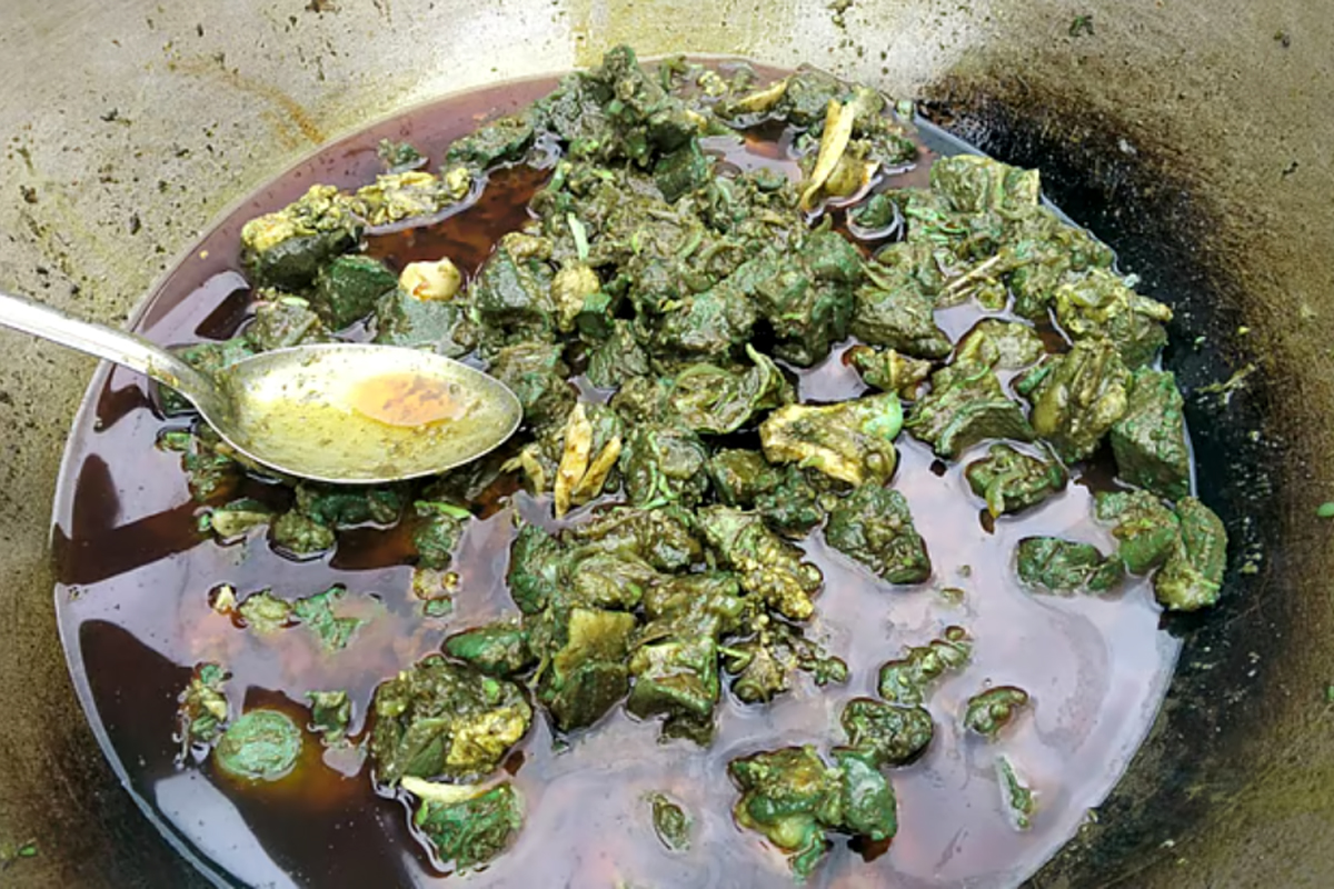 খুলনায় রান্নার সময় সবুজ হয়ে গেছে গরুর মাংস, কড়াই নিয়ে থানায়