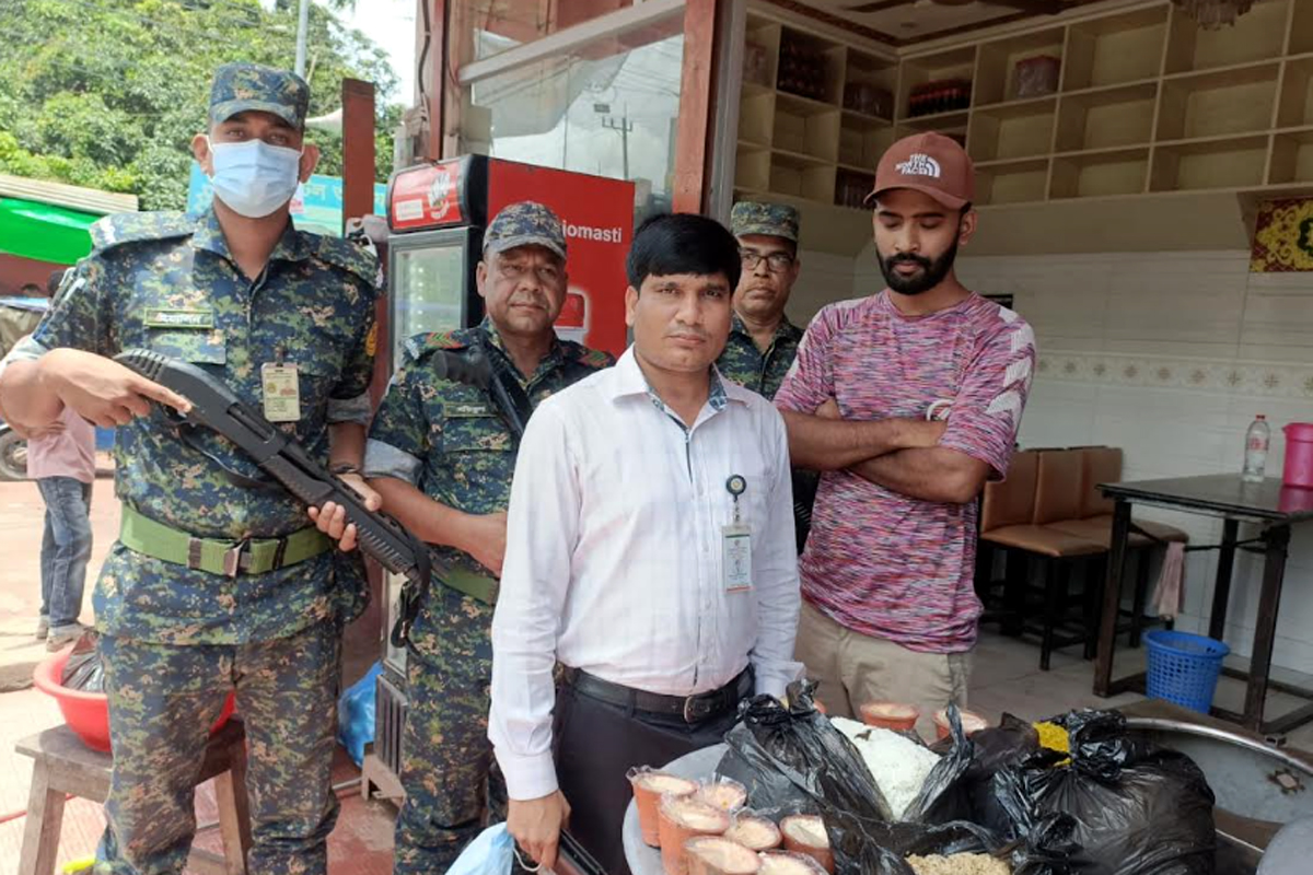 নোয়াখালীতে পচা-বাসি খাবার ও বিষাক্ত রং ব্যবহারে দুই বিরিয়ানি হাউজকে জরিমানা